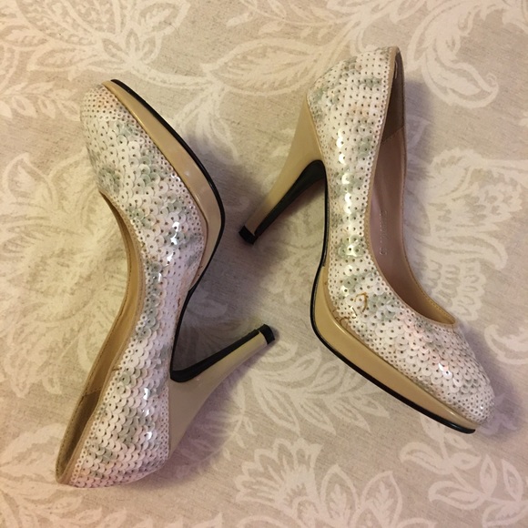 Unique style of shoes - Picture 2 of 8